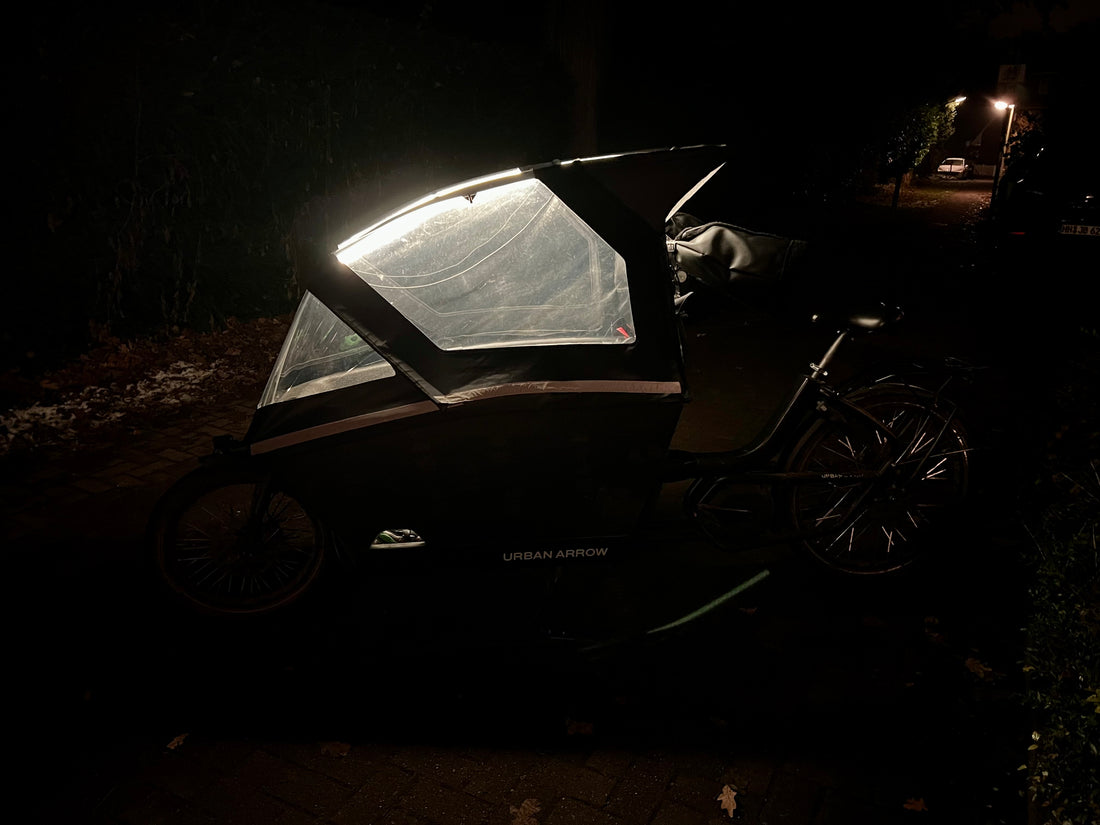 CargoGLOW an einem Urban Arrow Lastenrad von der Seite.