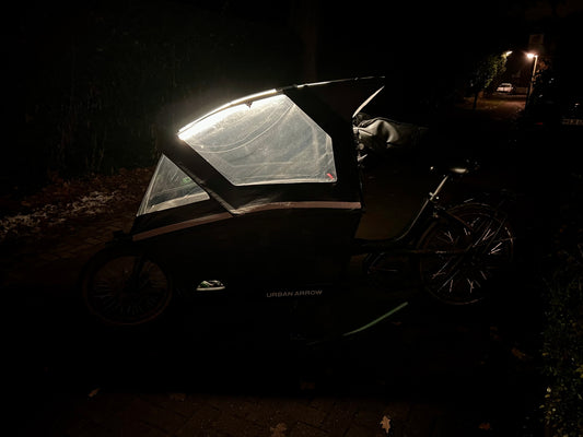 CargoGLOW an einem Urban Arrow Lastenrad von der Seite.