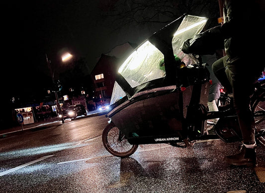 Gut beleuchtetes Lastenrad in der Stadt