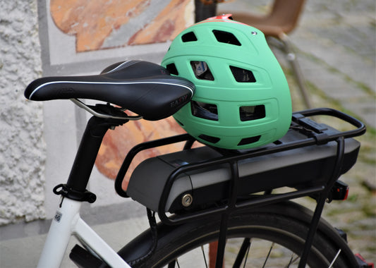 Sattel und Gepäckträger eines Lastenrades mit Helm