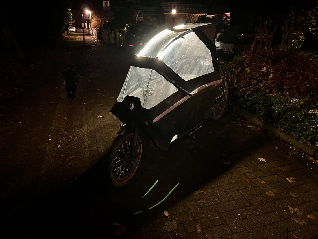 CargoGLOW LED-Innenbeleuchtung in einem Lastenrad unter dem Regenverdeck
