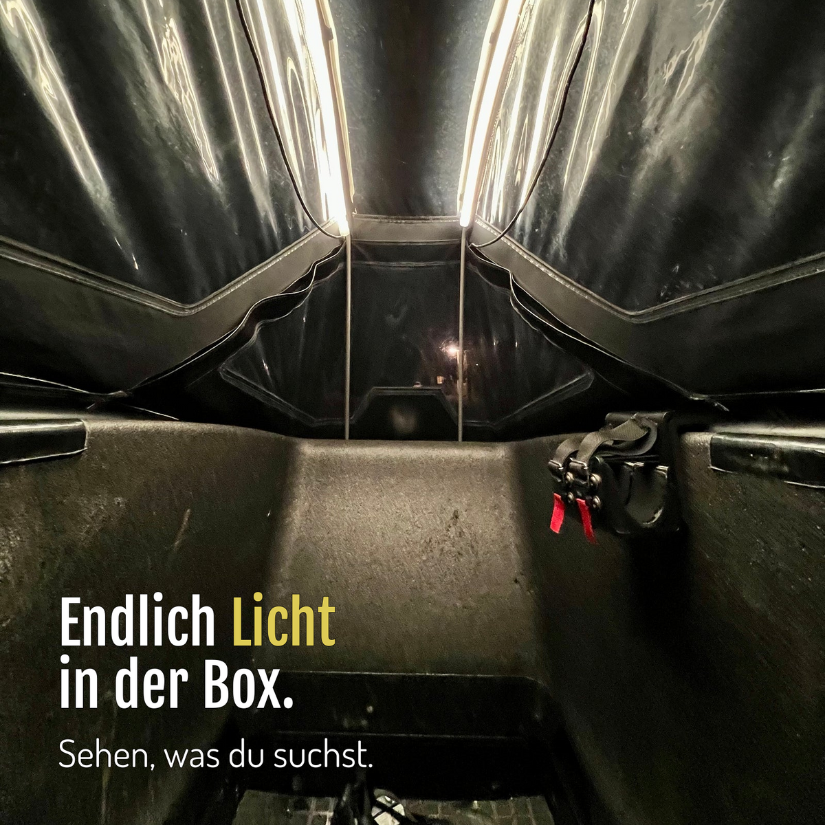 [de] CargoGLOW beleuchtet die Lastenradbox mit zwei Lichtstreifen unter dem Verdeck; Sitz und Gurte sind sichtbar. Endlich Licht in der Box: sehen, was du suchst.