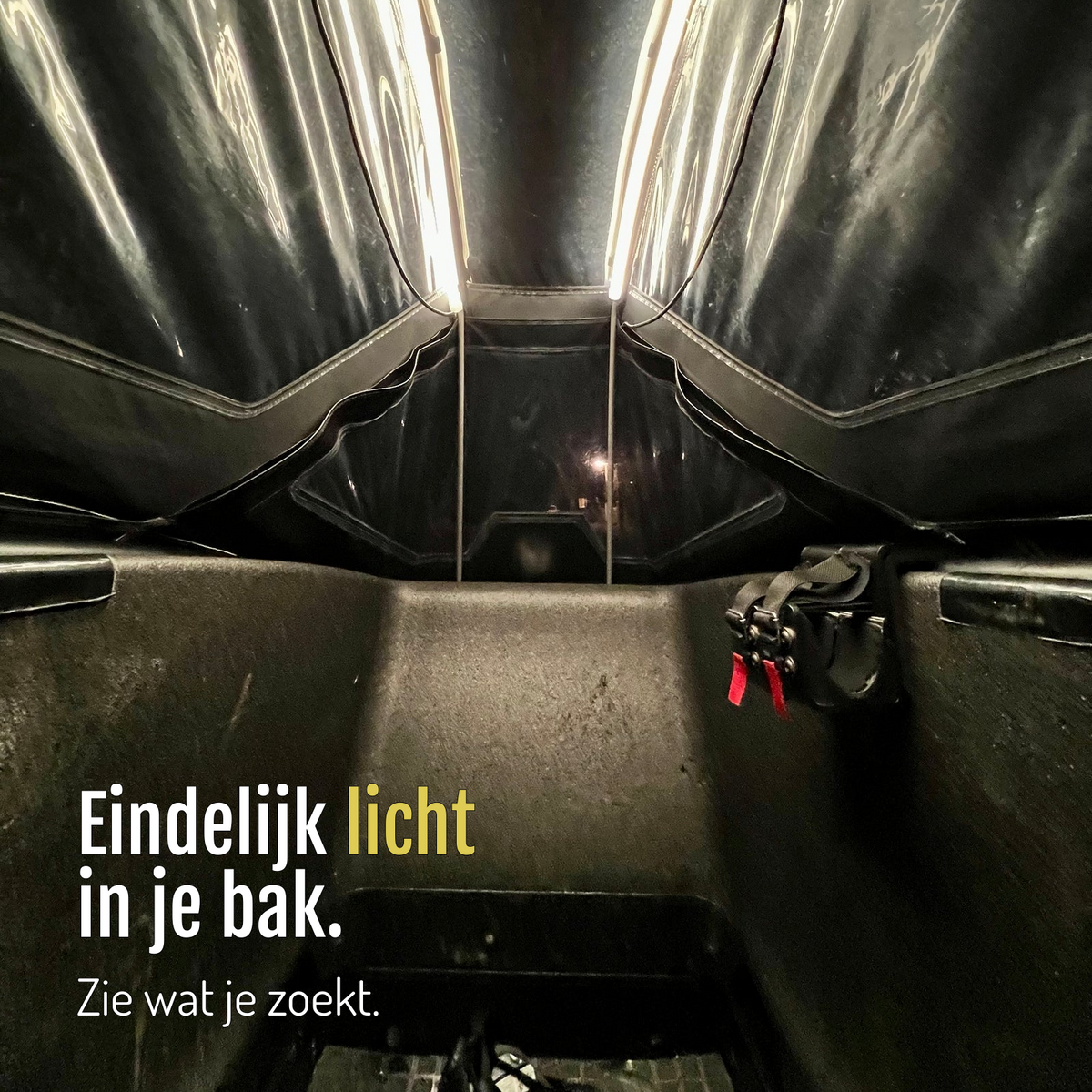 [nl] Twee CargoGLOW-lichtstrips verlichten de bak onder de huif; de bank en gordels zijn zichtbaar. Eindelijk licht in je bak: zie wat je zoekt.