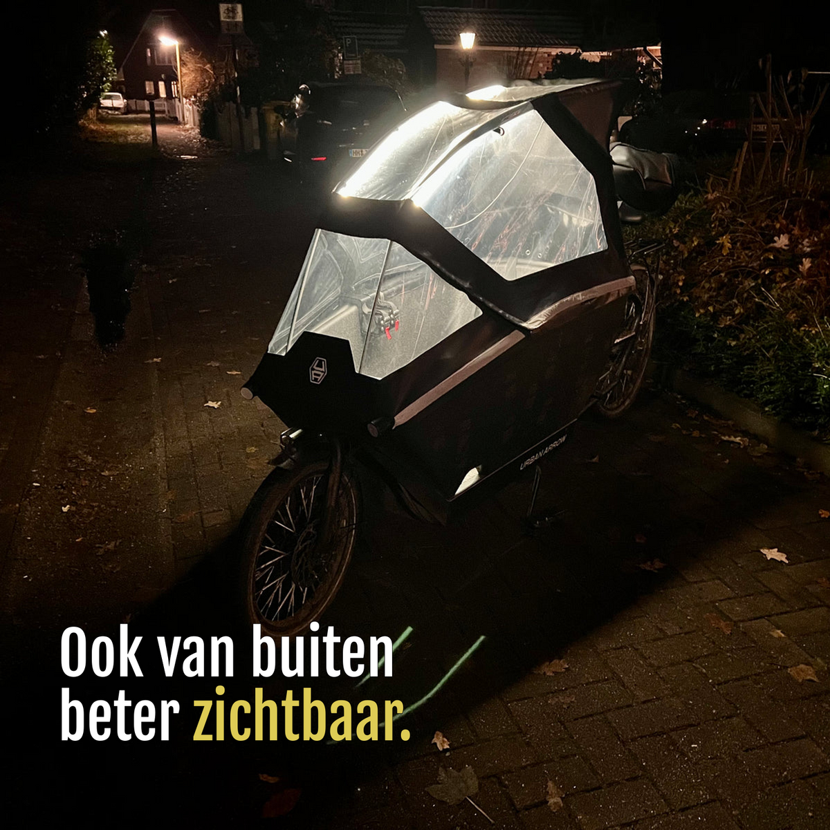 [nl] Bakfiets met een door CargoGLOW verlichte huif, van buiten gefotografeerd in het donker. Ook van buiten beter zichtbaar.