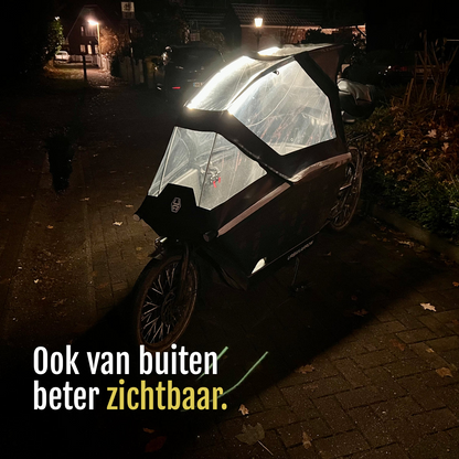 [nl] Bakfiets met een door CargoGLOW verlichte huif, van buiten gefotografeerd in het donker. Ook van buiten beter zichtbaar.
