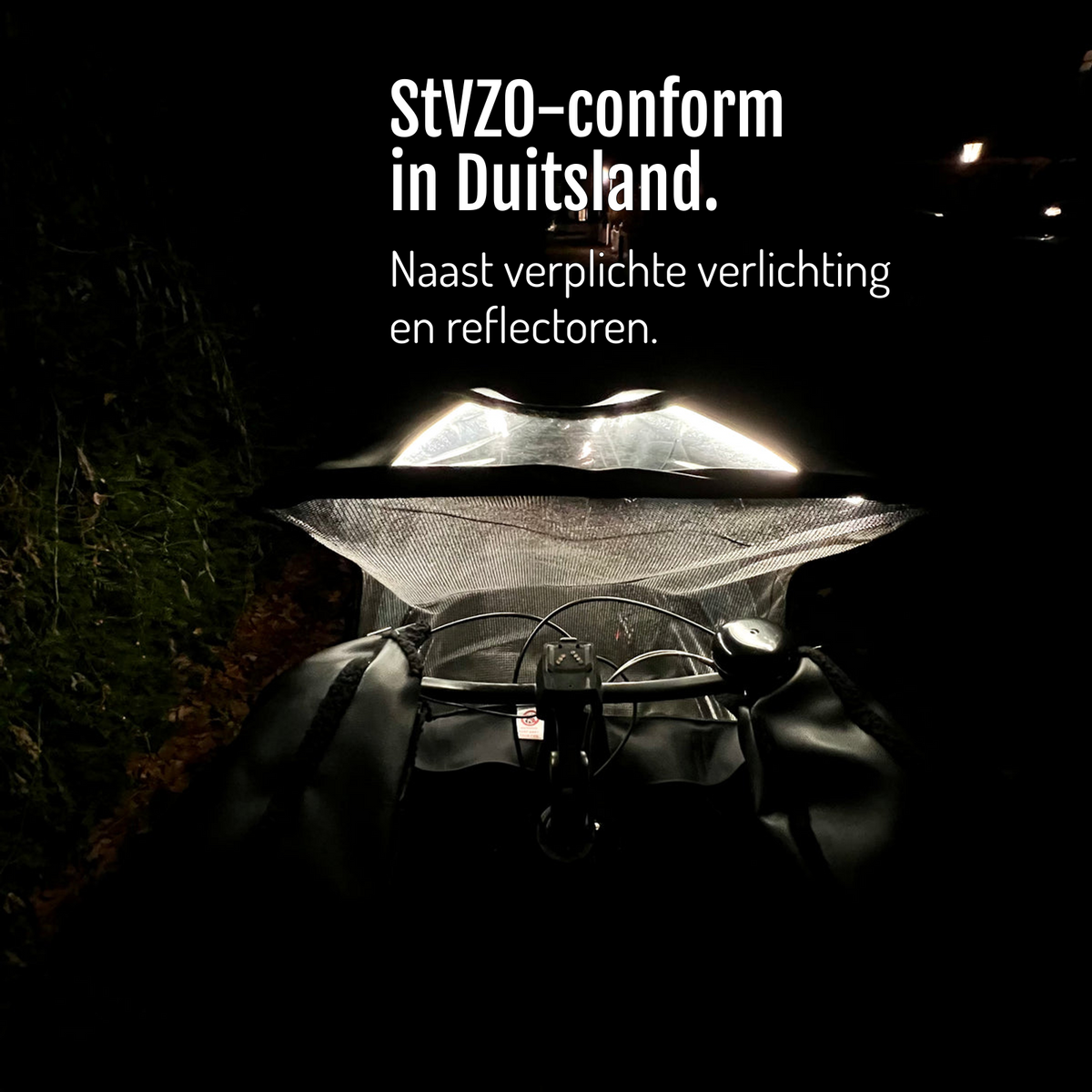 [nl] Zicht over het stuur op de door CargoGLOW verlichte huif in het donker. StVZO-conform in Duitsland, naast verplichte verlichting en reflectoren.