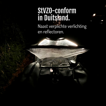 [nl] Zicht over het stuur op de door CargoGLOW verlichte huif in het donker. StVZO-conform in Duitsland, naast verplichte verlichting en reflectoren.