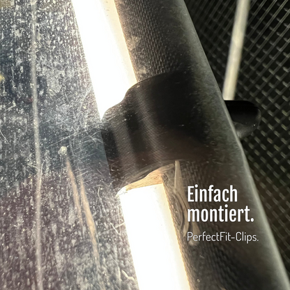 [de] Nahaufnahme der CargoGLOW-Befestigung am Verdeckgestänge neben dem Lichtstreifen. Schnell am Verdeck montiert, mit passenden PerfectFit-Clips.