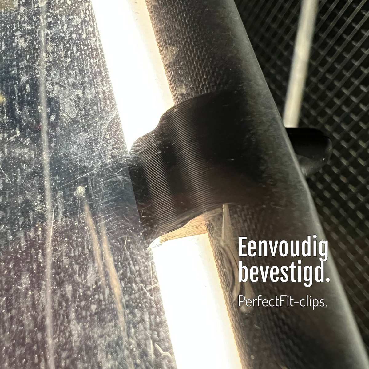[nl] Detail van de CargoGLOW-bevestiging aan het huifframe naast de lichtstrip. Snel aan je huif bevestigd met passende PerfectFit-clips.