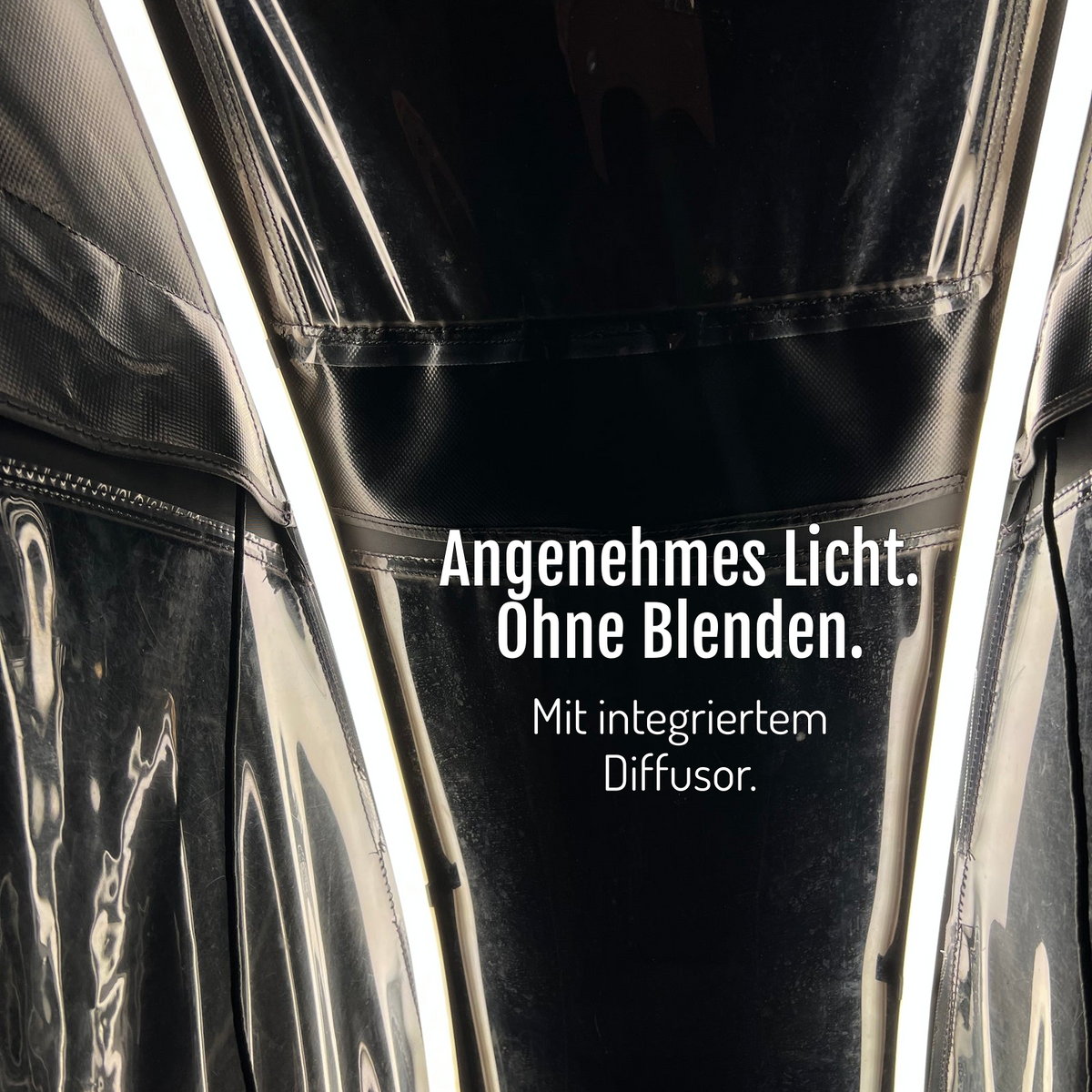 [de] Zwei leuchtende CargoGLOW-Streifen entlang der Innenseiten des Regenverdecks. Angenehmes Licht ohne Blenden, mit integriertem Diffusor.
