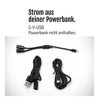 [de] CargoGLOW-Anschlusskabel mit USB-Steckern auf weißem Hintergrund. Stromversorgung über eine 5-V-USB-Powerbank; die Powerbank ist nicht enthalten.
