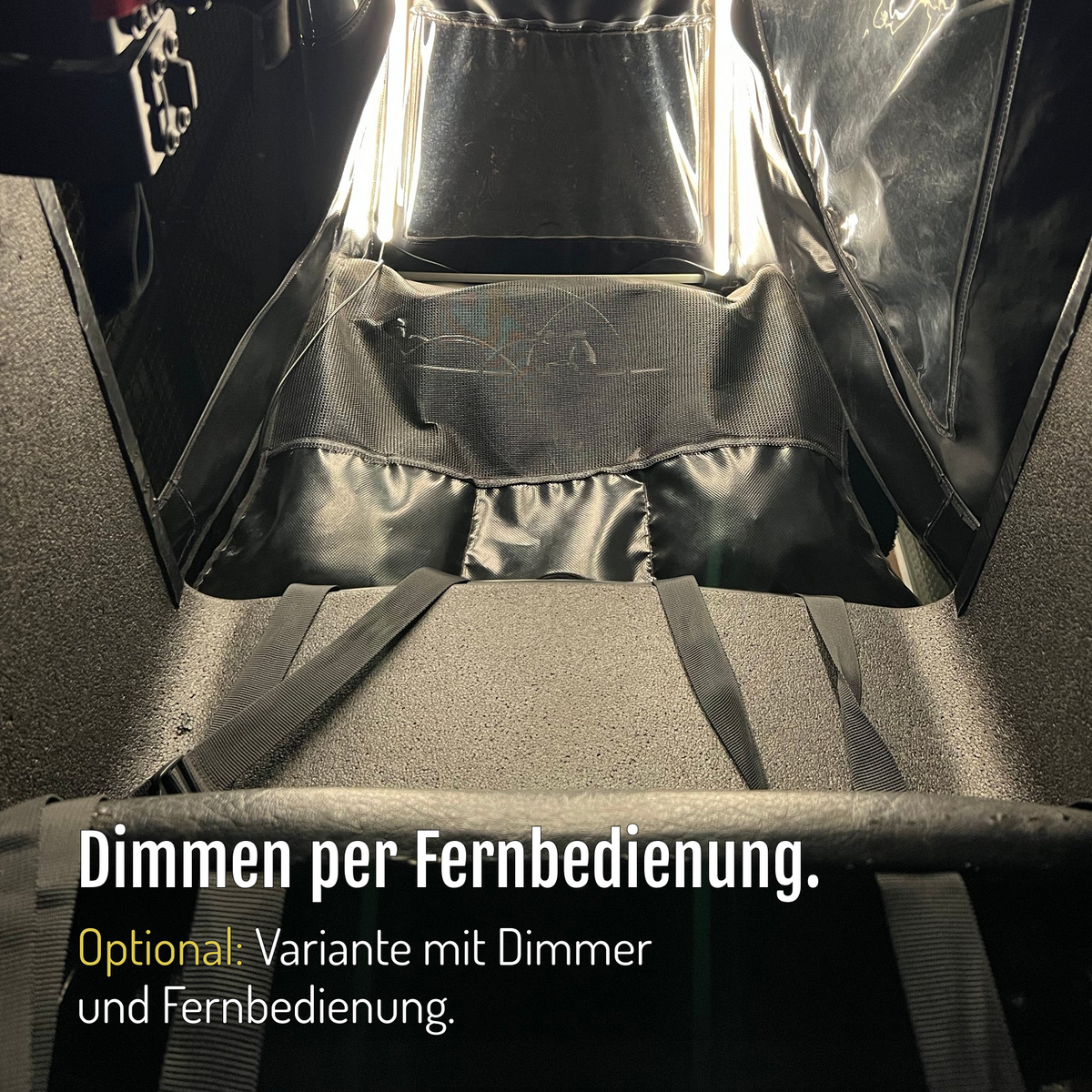 [de] Von CargoGLOW beleuchteter Innenraum mit Sitz und Gurten. Dimmen auch per Fernbedienung: Die Variante mit Dimmer und Fernbedienung ist optional.