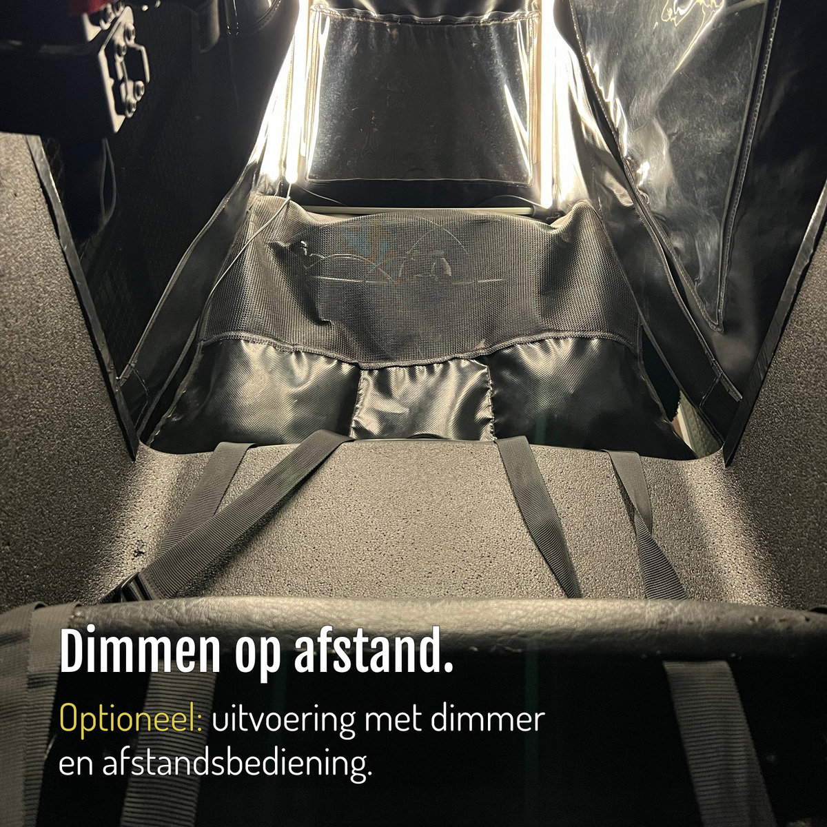 [nl] Door CargoGLOW verlichte bak met bank en gordels. Dimmen met de afstandsbediening: de uitvoering met dimmer en afstandsbediening is optioneel.