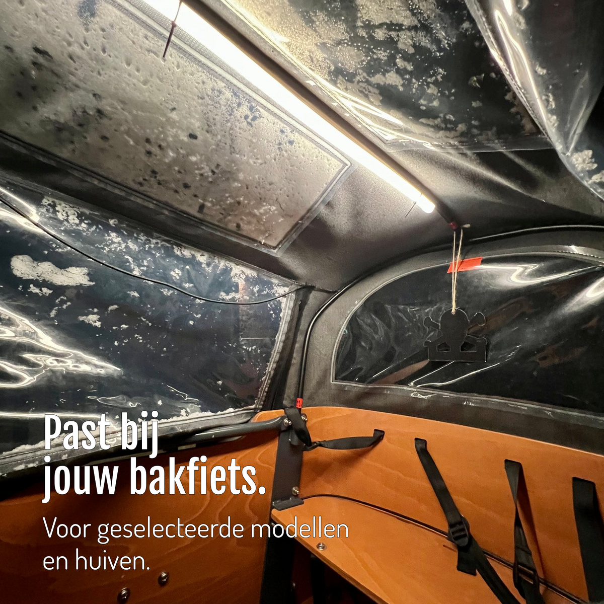 [nl] CargoGLOW onder de huif van een bakfiets met een oranje binnenkant en bank. Passende uitvoeringen voor geselecteerde modellen en huiven.